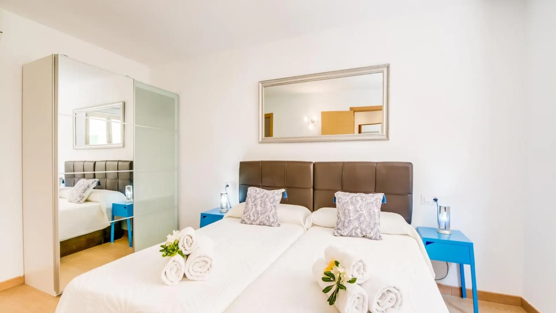 Holiday Home For 10 Guests Near Beach 캔 피카폴트