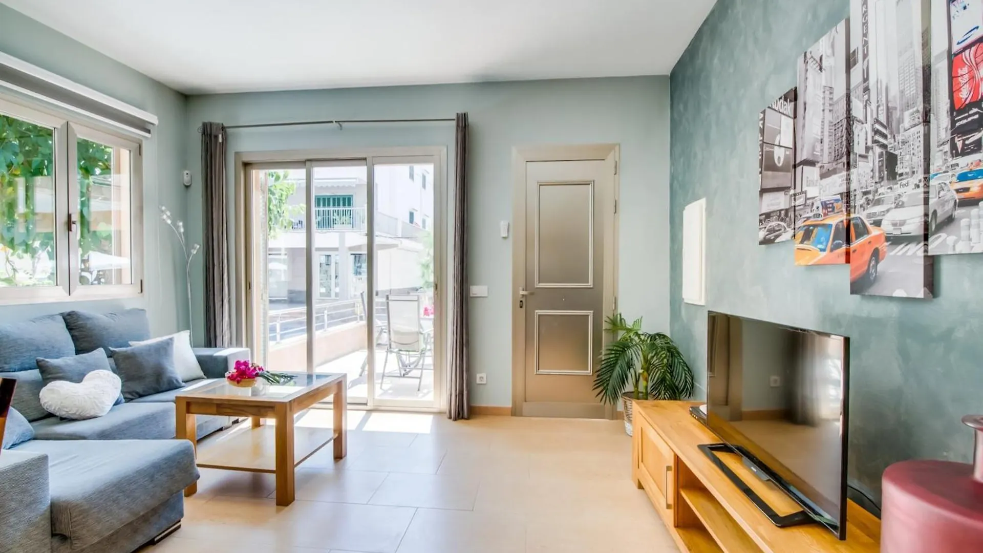 Holiday Home For 10 Guests Near Beach 캔 피카폴트 0*,
