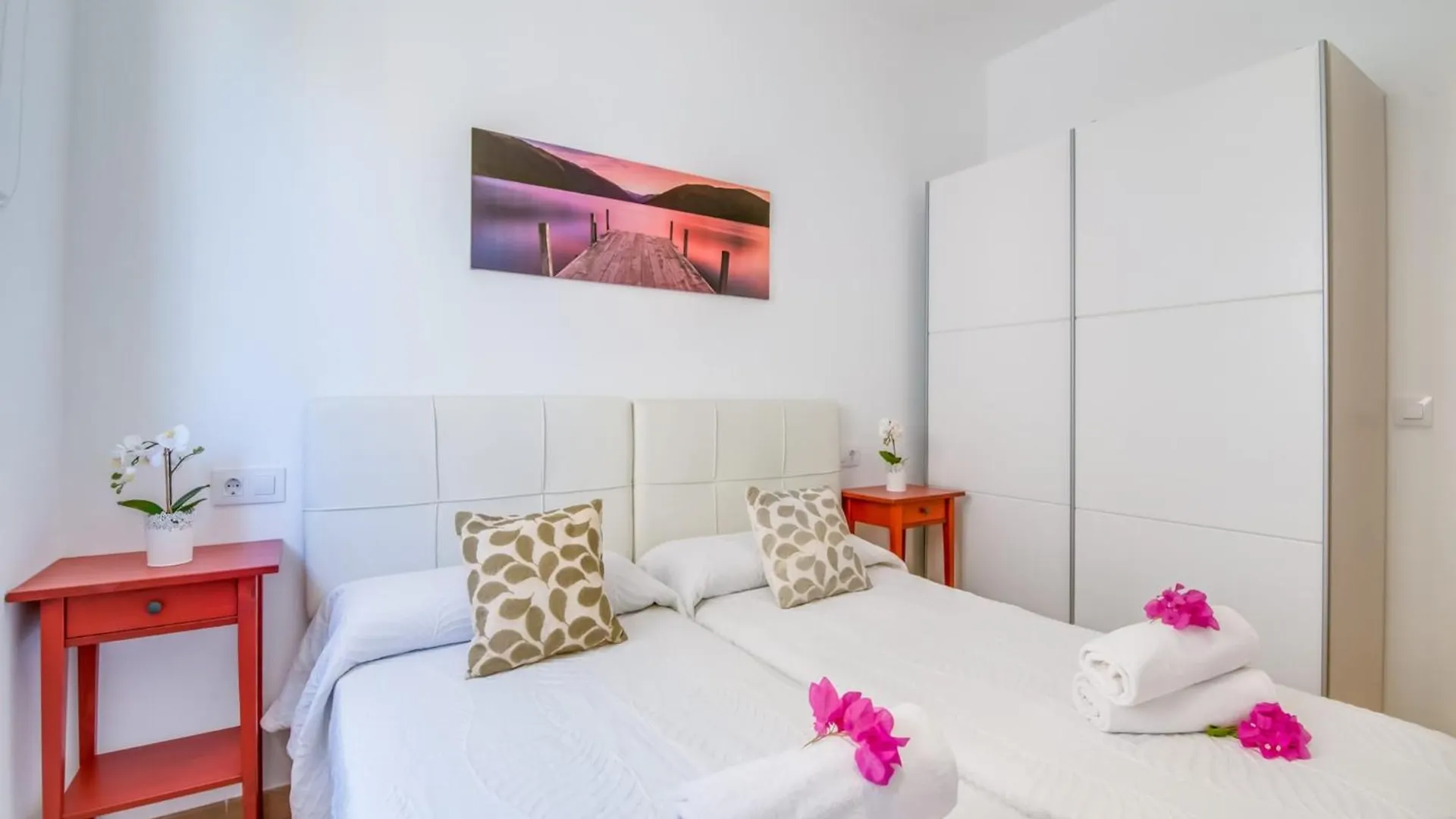 Holiday Home For 10 Guests Near Beach 캔 피카폴트