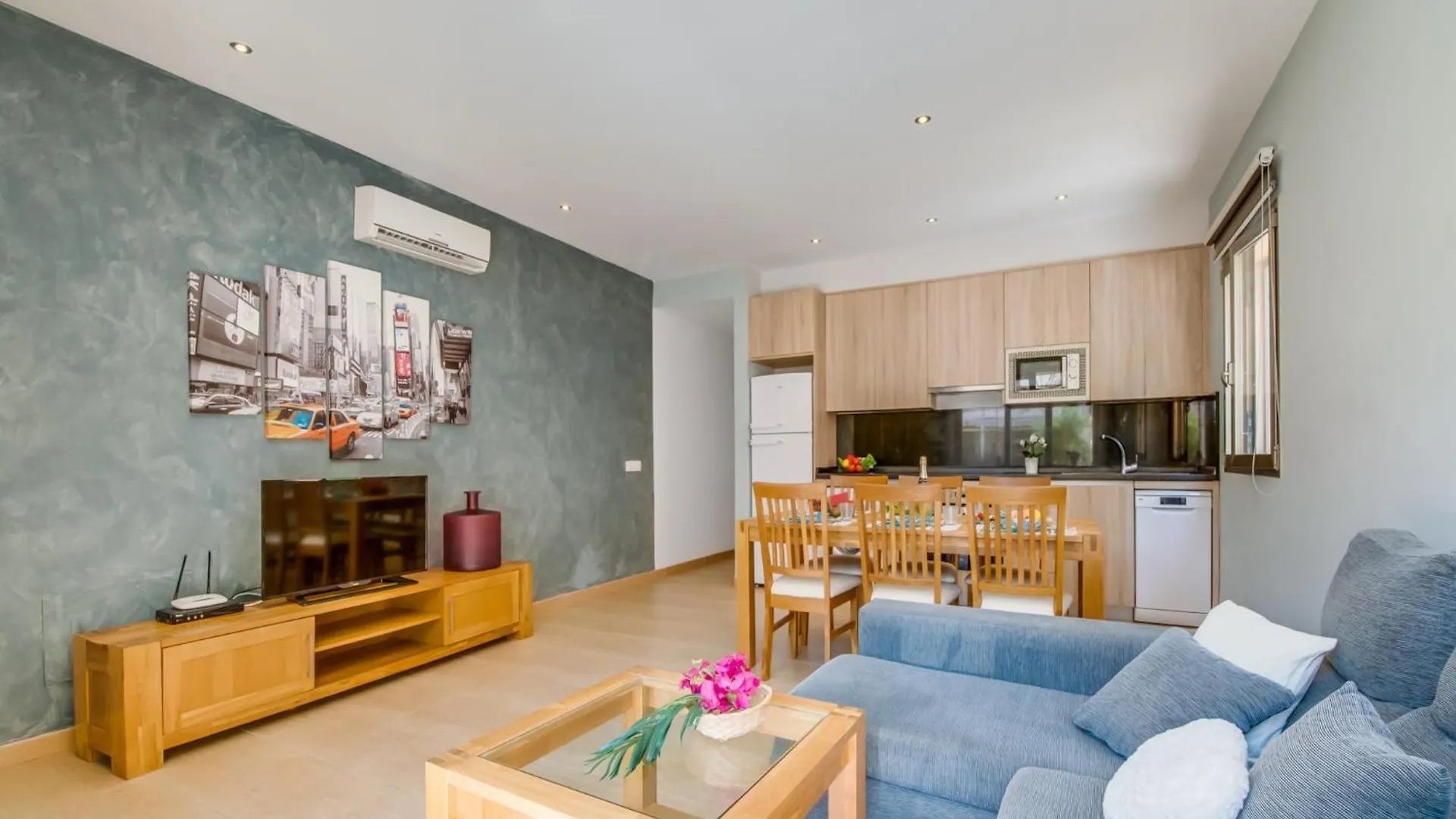 Holiday Home For 10 Guests Near Beach 캔 피카폴트