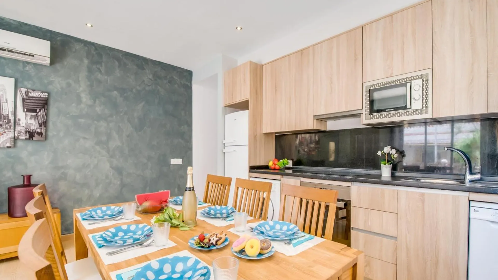Holiday Home For 10 Guests Near Beach 캔 피카폴트