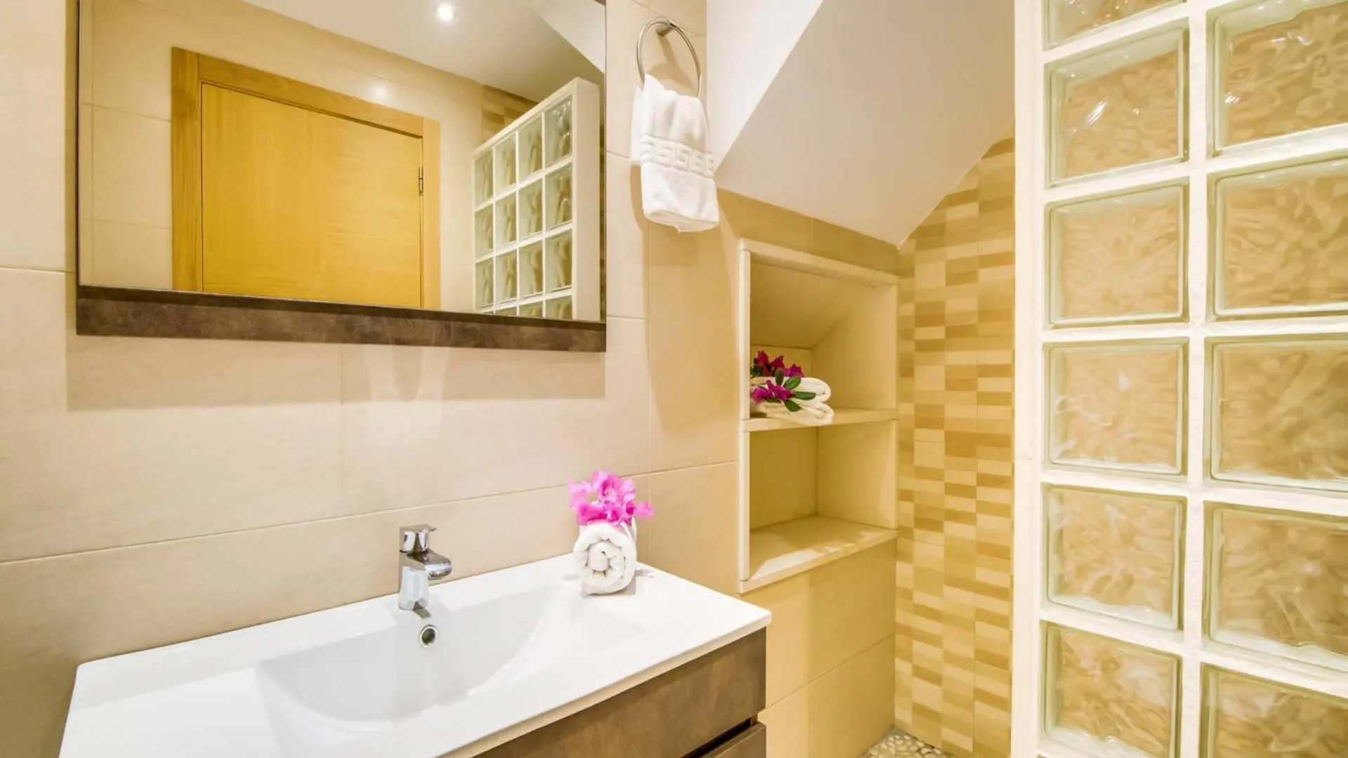 Holiday Home For 10 Guests Near Beach 캔 피카폴트